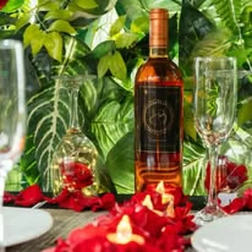 Mesa con vino y decoración